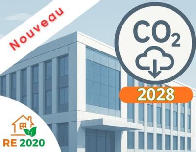 logo CO2 et logo RE2020 avec un bâtiment moderne au fond