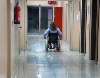 fauteuil roulant dans un couloir